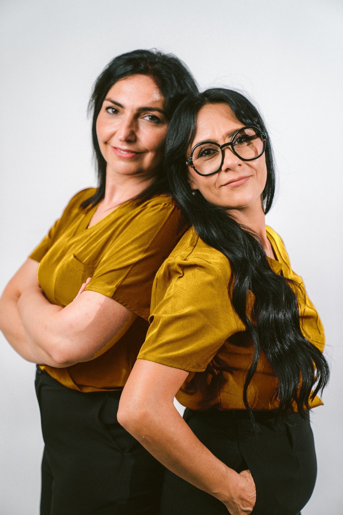 Roxy e la collega schiena contro schiena, maglia gialla