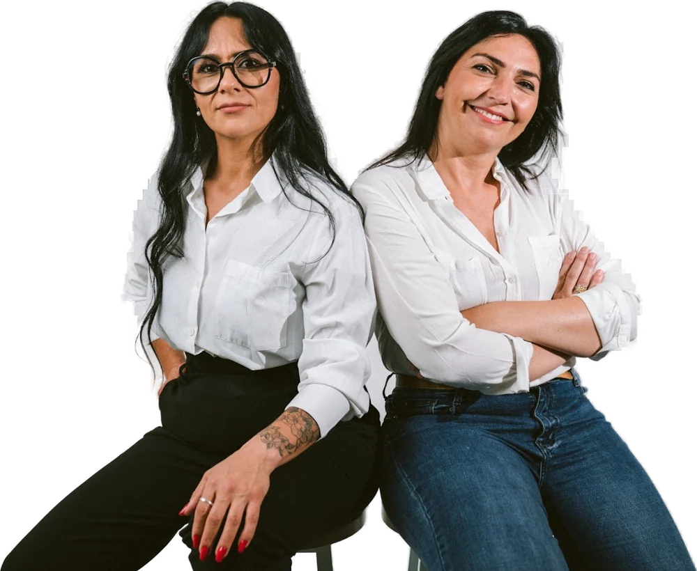 Roxy e Antonella sedute, camicia bianca